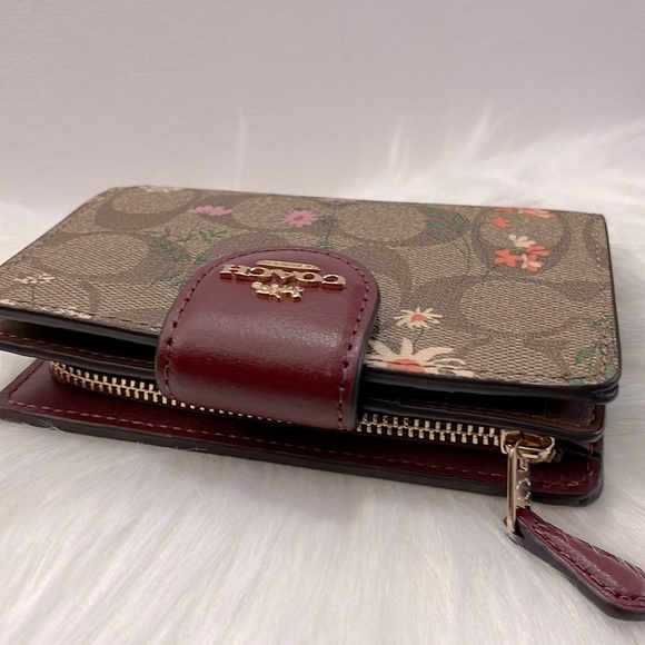 Medium Corner Zip Wallet In Signature Canvas With Wildflower Print - Picture 9 of 14